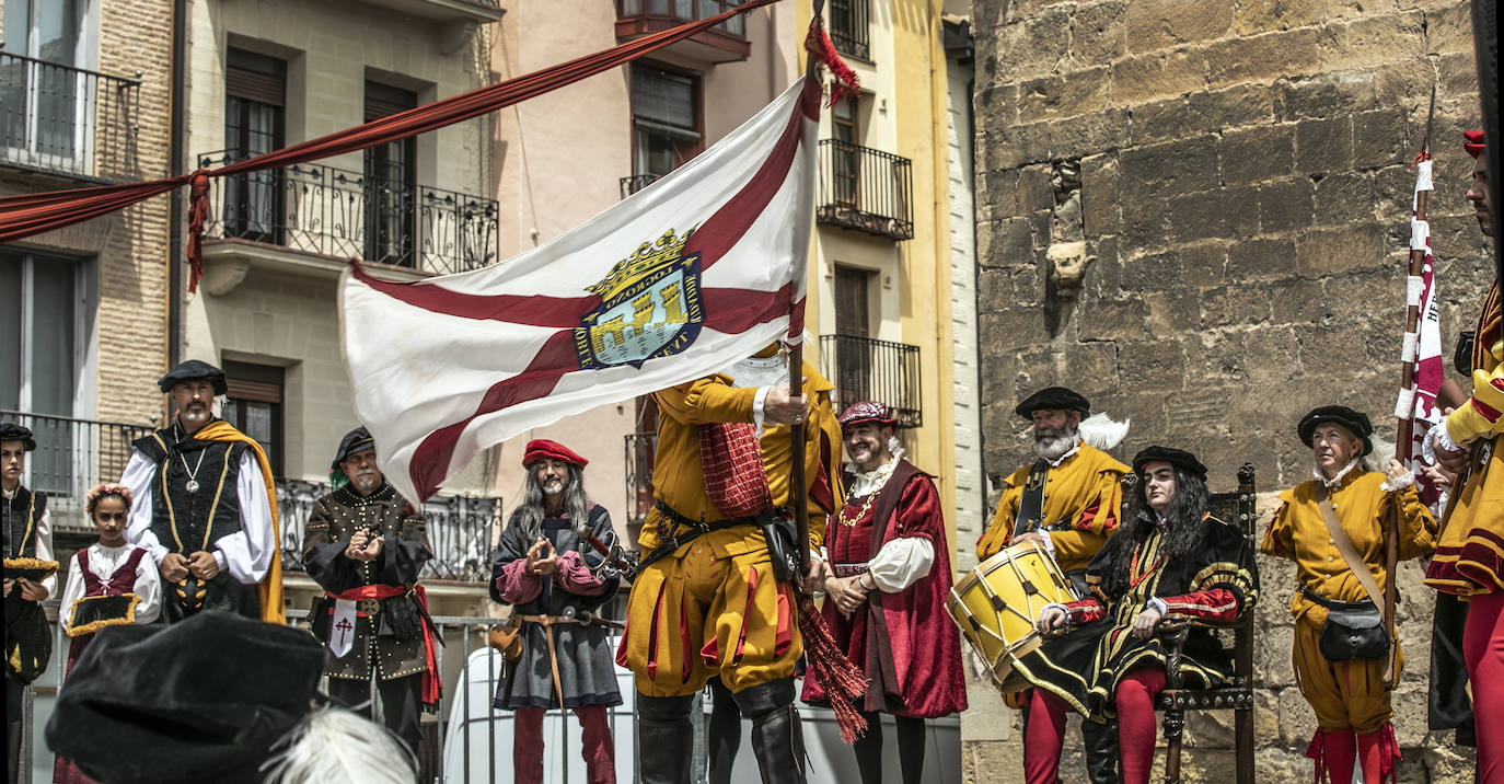 Llegada de Carlos V y entrega de la flor de lis