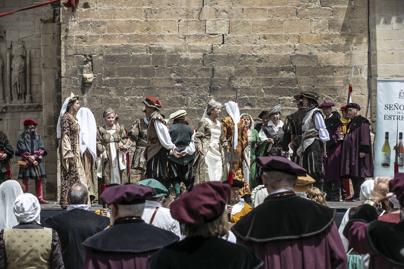 Llegada de Carlos V y entrega de la flor de lis