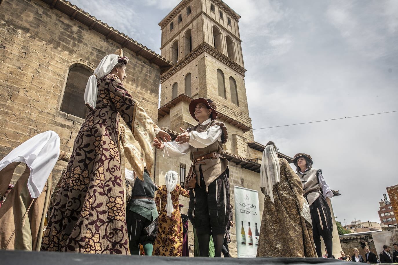 Llegada de Carlos V y entrega de la flor de lis