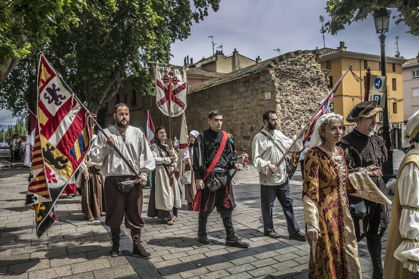 Llegada de Carlos V y entrega de la flor de lis