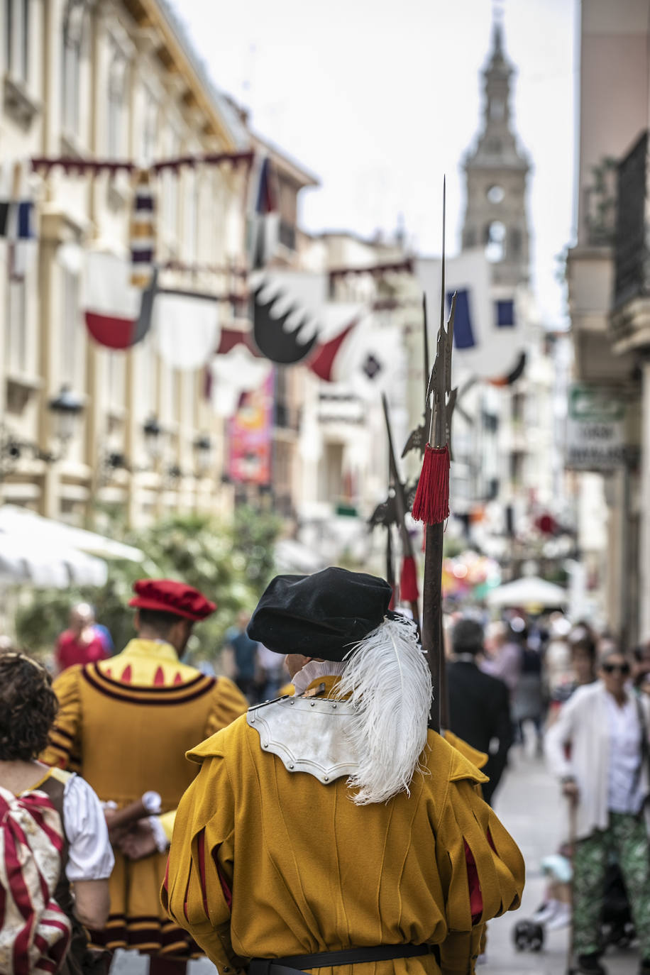 Llegada de Carlos V y entrega de la flor de lis