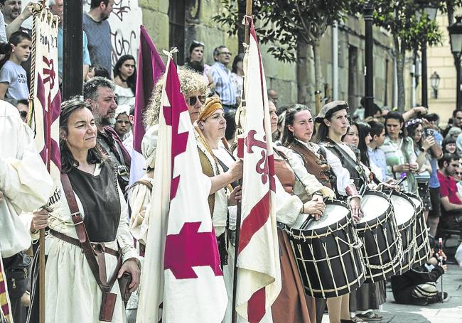 Parte de la comitiva llevaba tambores.