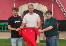 El nuevo entrenador posando con la camiseta de La Calzada