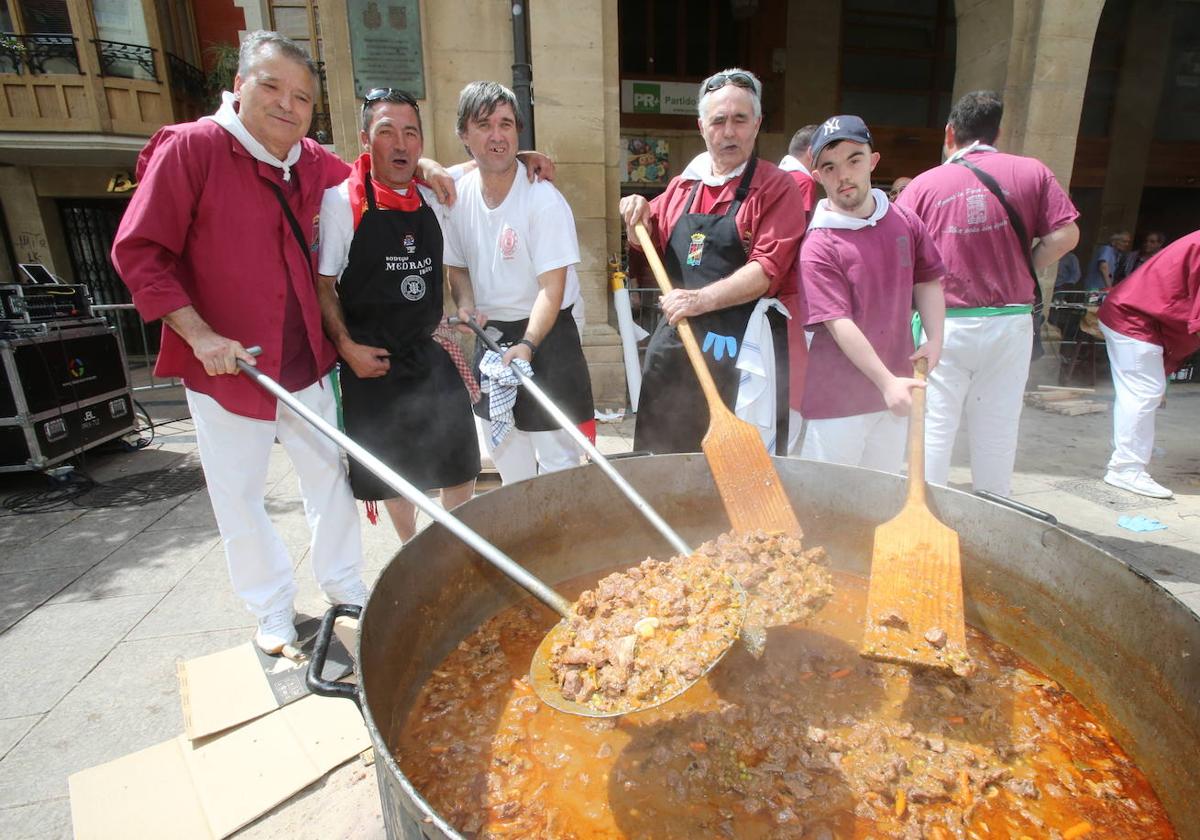 Portales y Juan Lobo acogen la degustación de toro guisado, en cumplimiento del Voto de San Bernabé