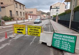 Valla y cartel informativo del corte de la travesía de Cervera.