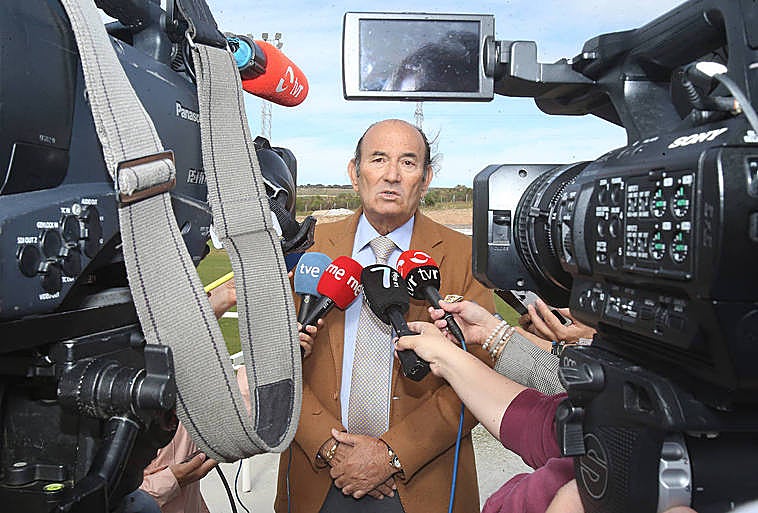 Félix Revuelta, en su visita de este martes a la ciudad deportiva.