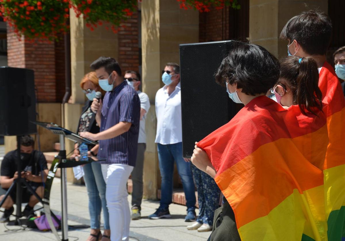 Lectura del manifiesto reivindicativo de la diversidad sexual en los porches del Ayuntamiento en una edición anterior del Orgullo LGTBI+.