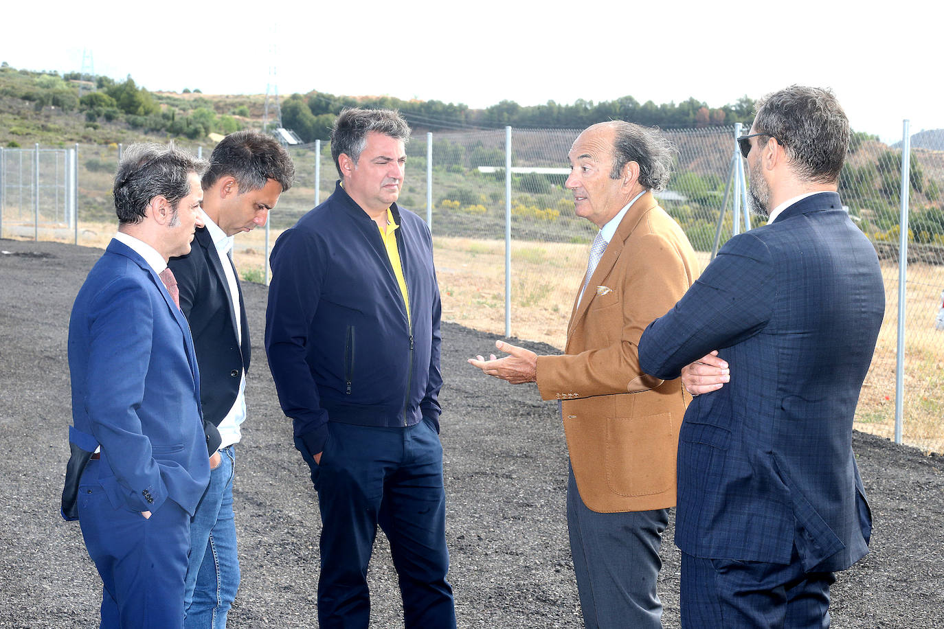 Revuelta charla con Juanjo Guerreros, Sergio Rodríguez, Eduardo Valdovinos y con su hijo Kilian.