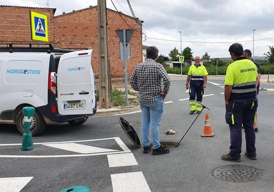 Operarios en el punto donde se halló la llave abierta.