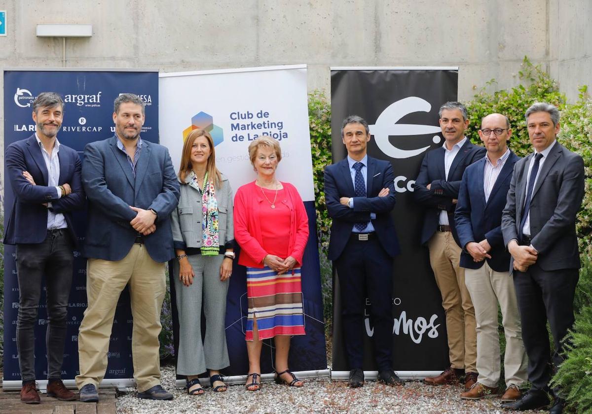 Algunos de los premiados por el Club de Marketing en esta edición de 2023, junto a patronos de la entidad.