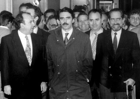 Imagen secundaria 1 - Arriba, Espert , Alegre y Bermejo brindan tras las elecciones de 1991. En el centro, junto a Aznar, entonces ya presidente del Gobierno. Abajo, recibiendo la MEdalla de La Rioja, en el año 2002. 