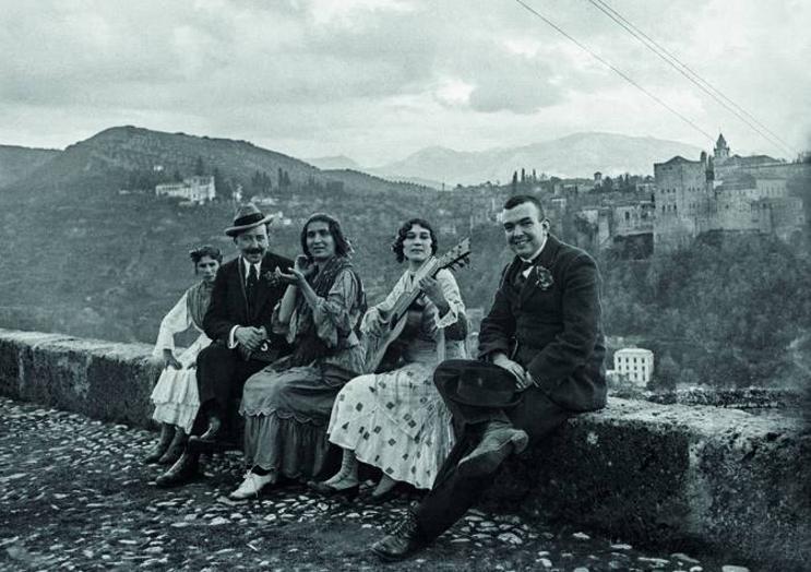 Tocando la guitarra en el Sacromonte de Granada (1917).