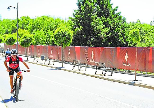 Lonas colocadas en el vallado del recinto, junto al puente de la catedral.