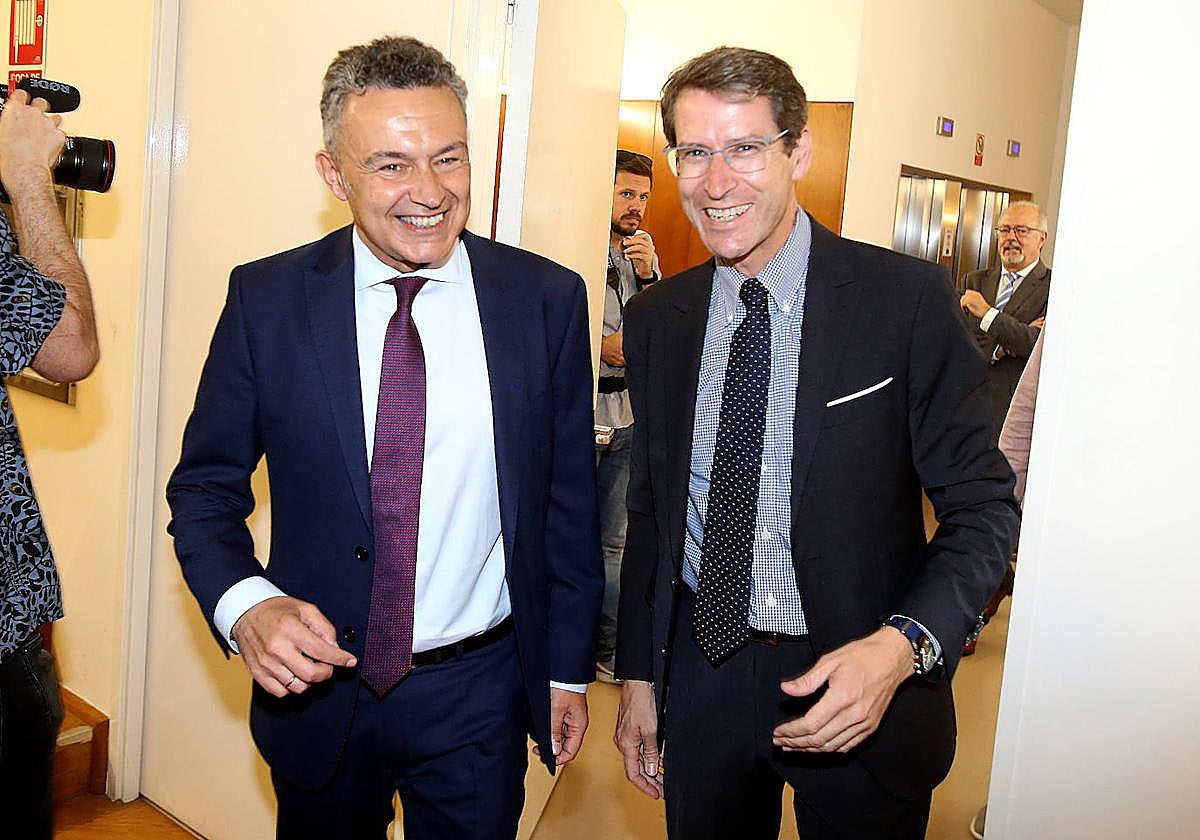 Los gestos, los saludos y las reacciones en la investidura de Conrado Escobar como alcalde de Logroño