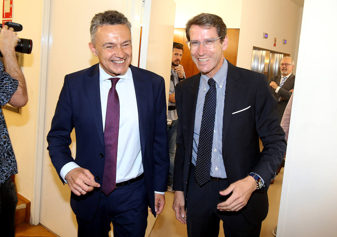 Los gestos, los saludos y las reacciones en la investidura de Conrado Escobar como alcalde de Logroño