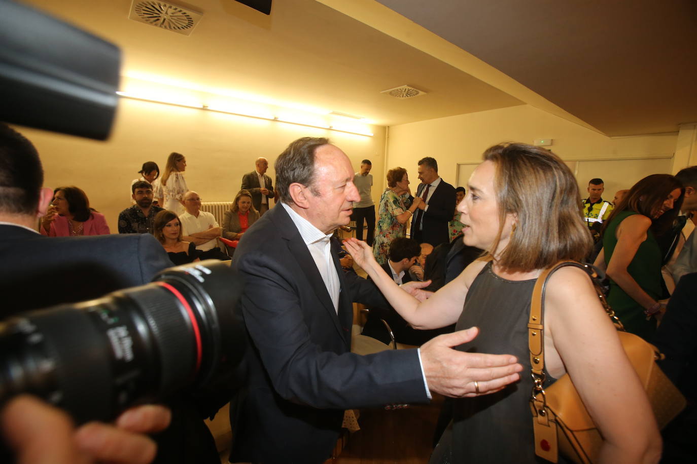 Los gestos, los saludos y las reacciones en la investidura de Conrado Escobar como alcalde de Logroño