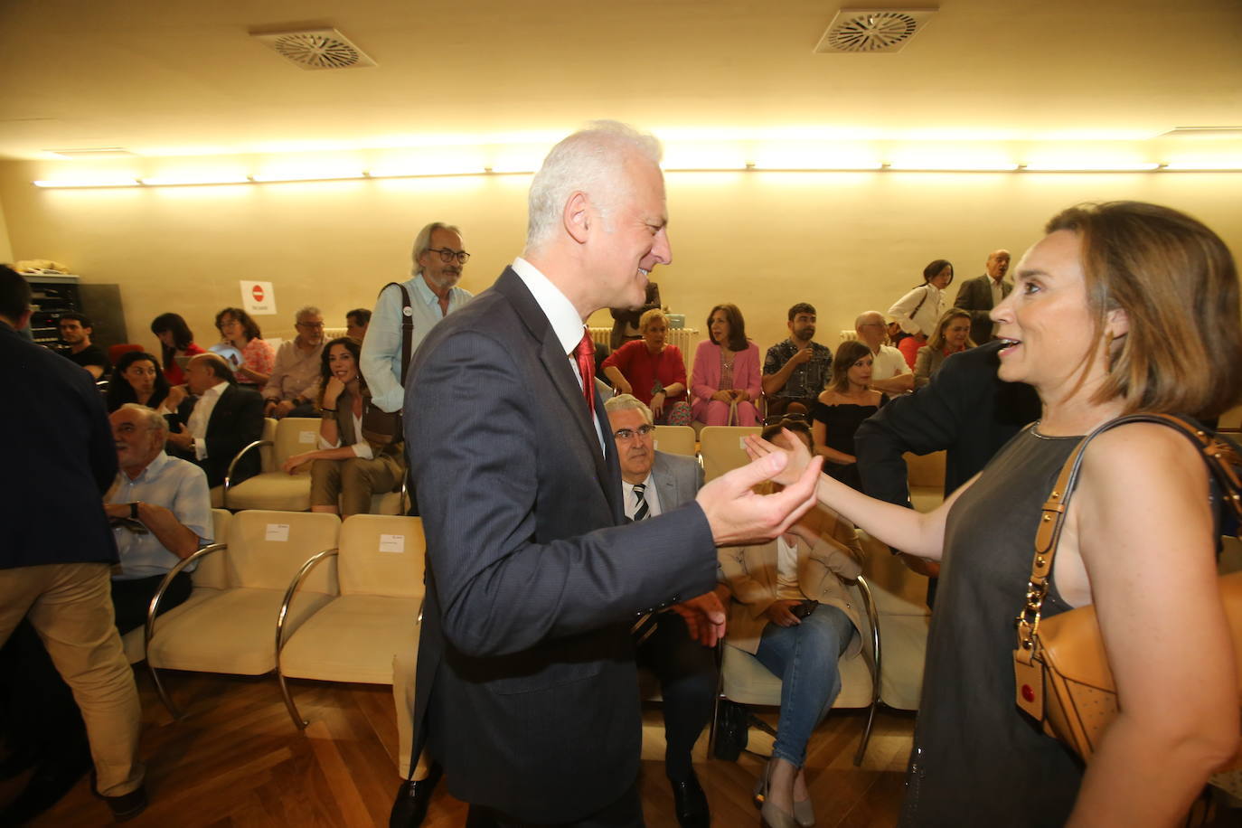 Los gestos, los saludos y las reacciones en la investidura de Conrado Escobar como alcalde de Logroño