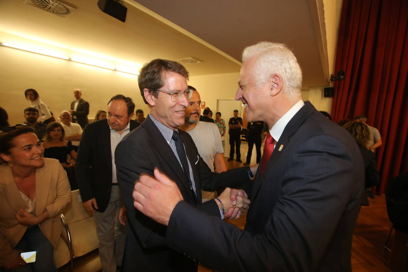 Los gestos, los saludos y las reacciones en la investidura de Conrado Escobar como alcalde de Logroño