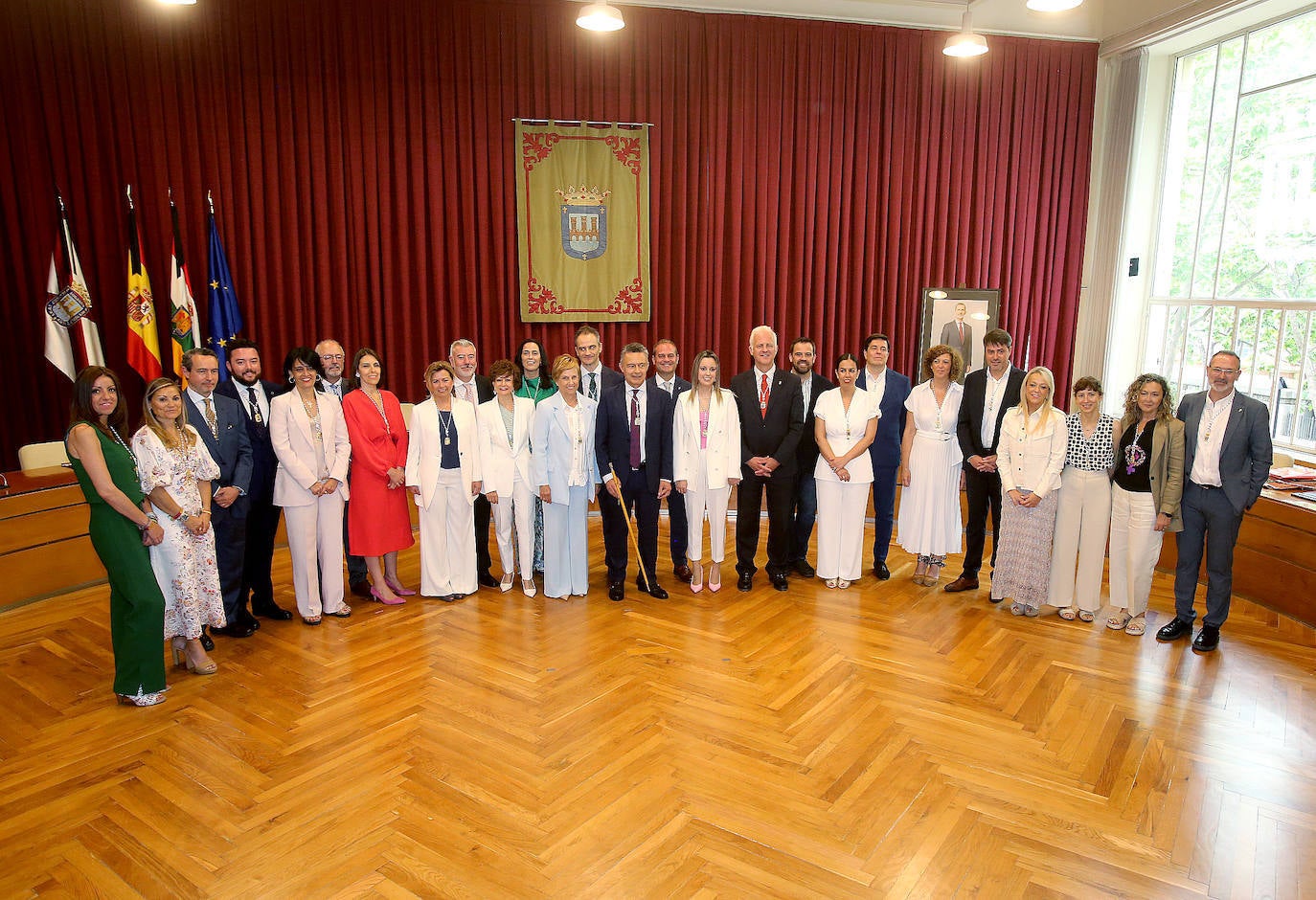 Los gestos, los saludos y las reacciones en la investidura de Conrado Escobar como alcalde de Logroño