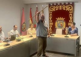 José Manuel Villanueva alza la vara de mando que le acredita como nuevo alcalde de Oyón.