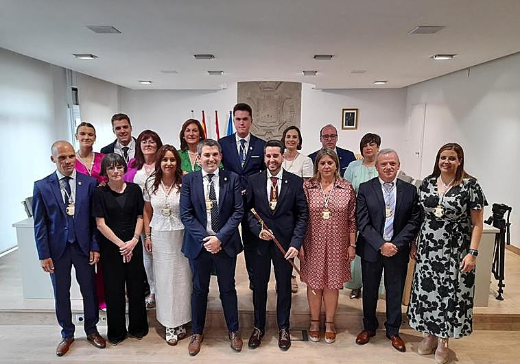 La Corporación arnedana, salvo el concejal de IU-Podemos, que se ha marchado antes.