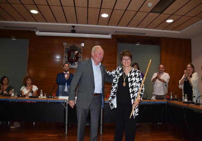 Julián Jiménez Velilla, exregidor alfareño, y la nueva alcaldesa, Yolanda Preciado en el momento de la entrega de la vara de mando.