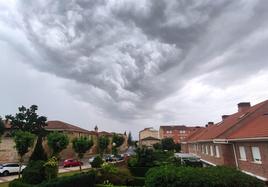 Las nubes de la tormenta en la tarde de este sábado en Santo Domingo.