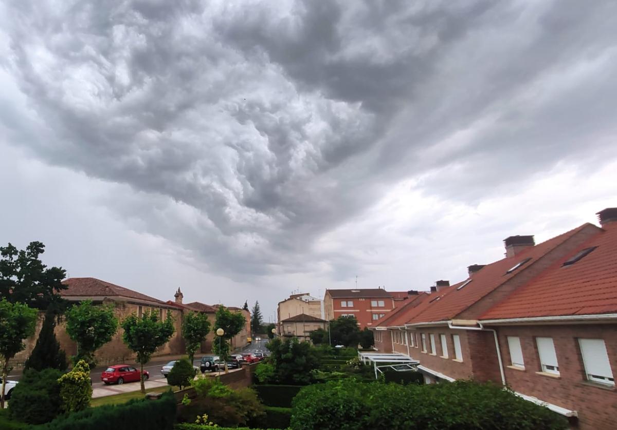 Las nubes de la tormenta en la tarde de este sábado en Santo Domingo.