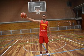Mario Corral, en dos imágenes con la camiseta de la selección española de baloncesto para sordos.