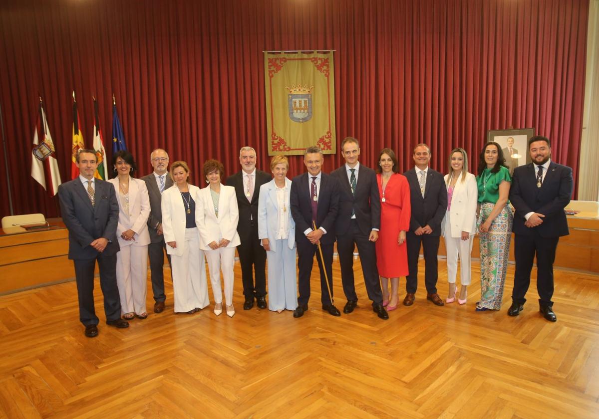 Escobar, en el centro, junto con sus trece compañeros de gobierno municipal, el pasado sábado.