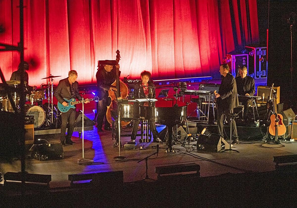 Dylan y su banda, en el escenario del teatro del Generalife, hace una semana en Granada, una de las pocas fotos de la gira que han trascendido.