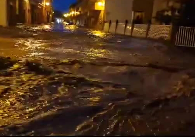 Dos tormentas sucesivas convierten las calles de Huércanos en ríos de barro