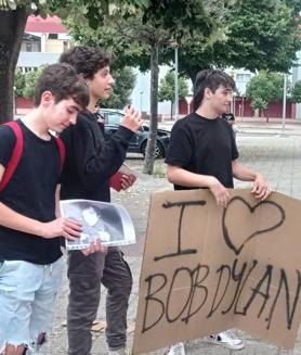 Imagen secundaria 2 - Jóvenes quinceareños con un cartel que esperaban que firmara Bob Dylan