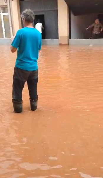 Imagen secundaria 2 - Dos tormentas sucesivas convierten las calles de Huércanos en ríos de barro