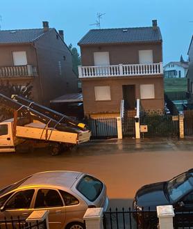 Imagen secundaria 2 - Dos tormentas sucesivas convierten las calles de Huércanos en ríos de barro