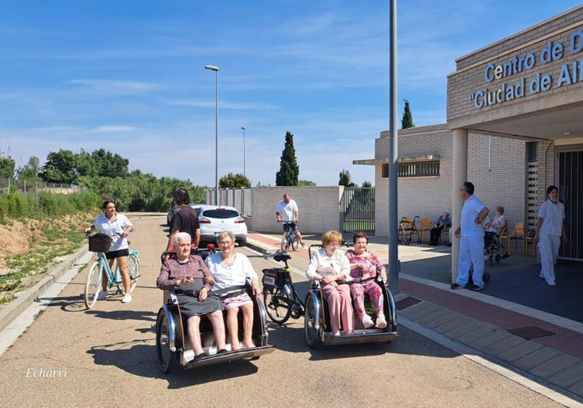 La excursión a bordo de las 'yayacletas' sorprendió a los usuarios del centro de día, que la disfrutaron enormemente. cedidas por el centro de día.