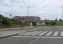La calle Río Najerilla que da acceso al sector T1 desde el R1 del barrio Entre Ríos de Lardero.