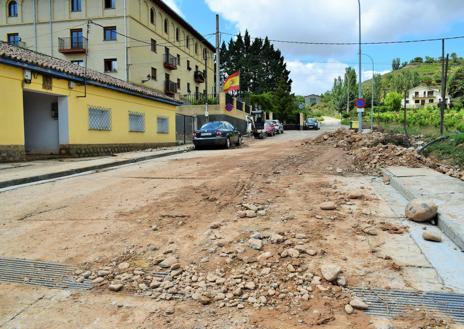 Imagen secundaria 1 - Cortada durante cuatro horas la carretera LR-113 en Cenicero