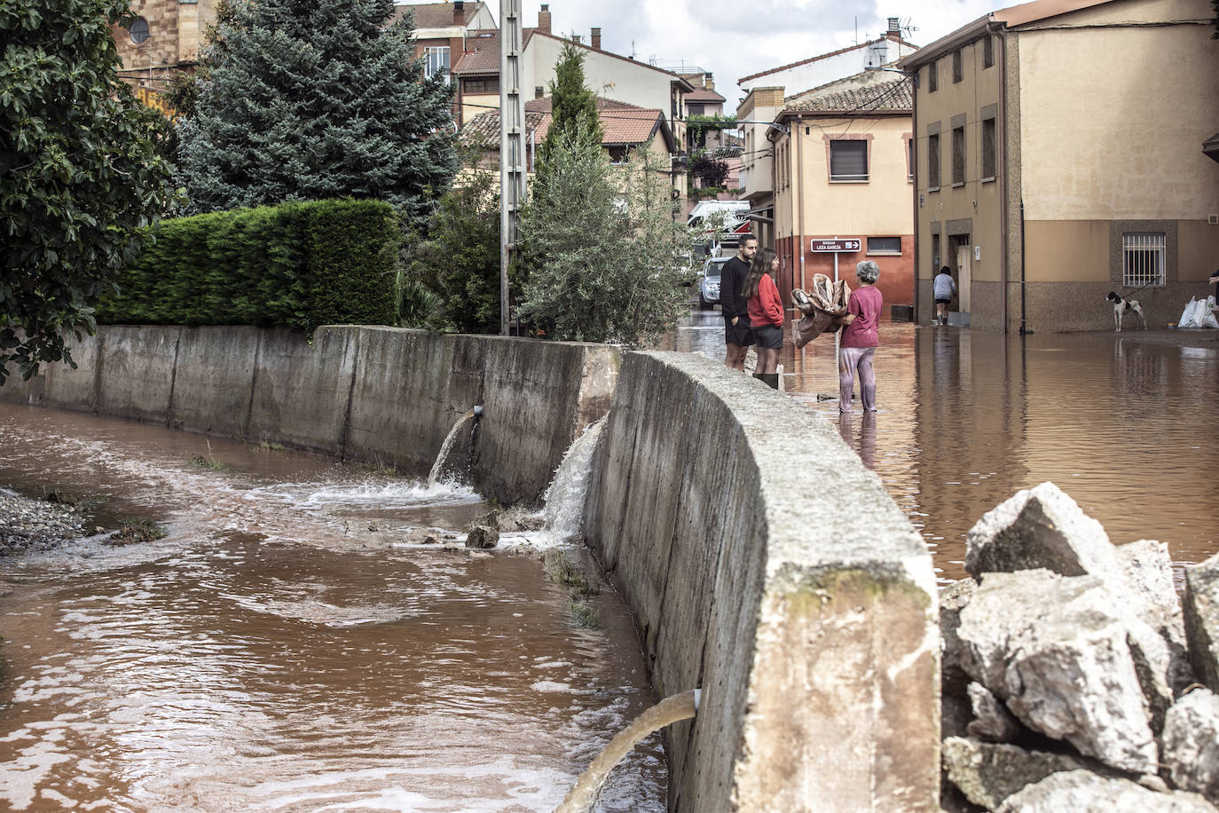 Los vecinos de Uruñuela limpian las calles