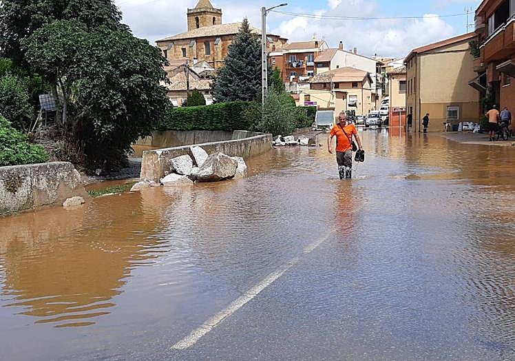 Imagen principal - Uruñuela sufre la crecida de dos ríos