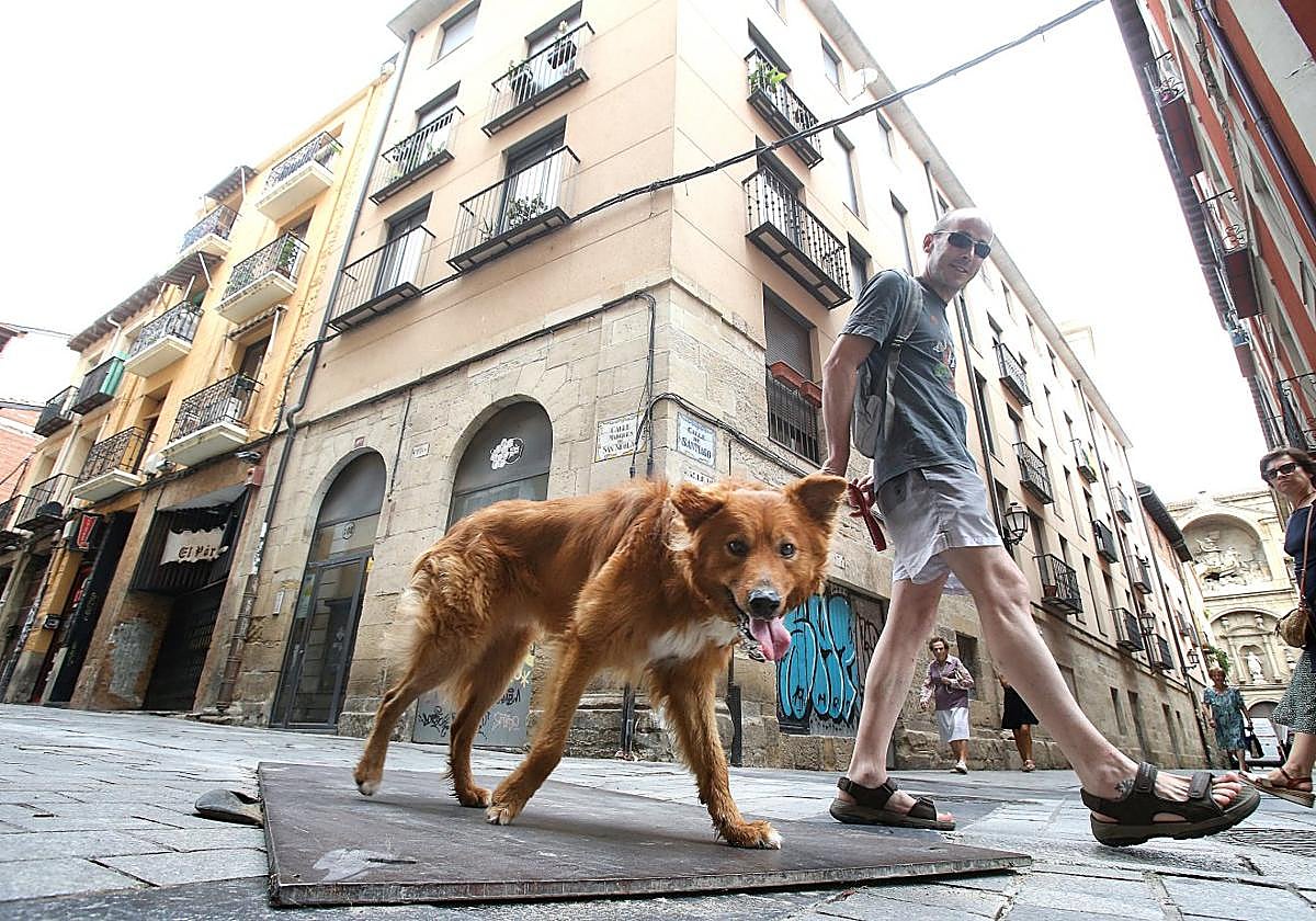 Los bajos de la esquina oeste entre las calles Marqués de San Nicolás y Santiago con la iglesia del mismo nombre al fondo.