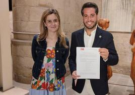 Sara Orradre y Javier García, tras cumplimentar el trámite de registro del grupo parlamentario socialista.