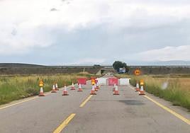 La carretera de Herramélluri se encuentra cortada desde hace días por las obras para el desdoblamiento del puente que la salva, en la futura A-12.