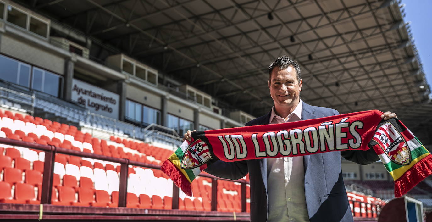 Diego Martínez, nuevo entrenador de la UD Logroñés, posa en Las Gaunas