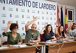 Los populares María del Carmen Pérez, Marcos García, Isabel Barceló y Marta Elgua votan a favor de las liberaciones en el pleno de ayer en Lardero.