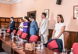 Los siete ediles del equipo de Gobierno, formado por PP y Por La Rioja, en el pleno de constitución.