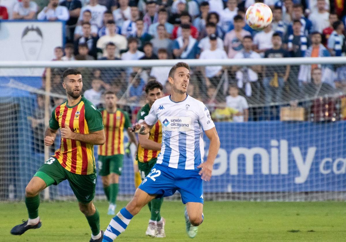 Rubio lucha un balón con la camiseta del Alcoyano ante el Castellón.