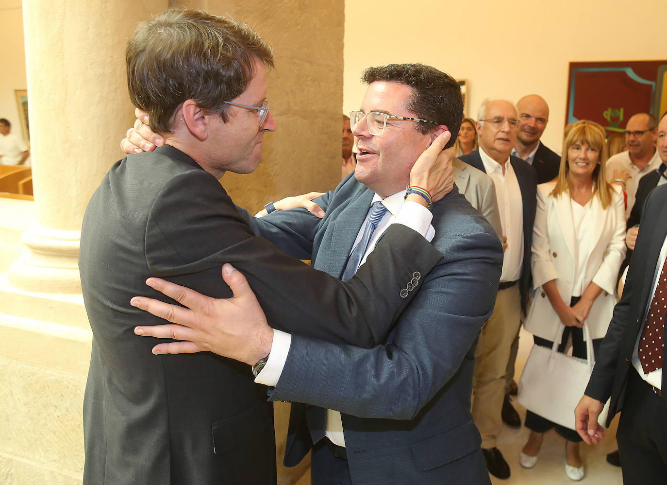 El secretario general del PP, Alfonso Domínguez, felicita al recién elegido presidente.