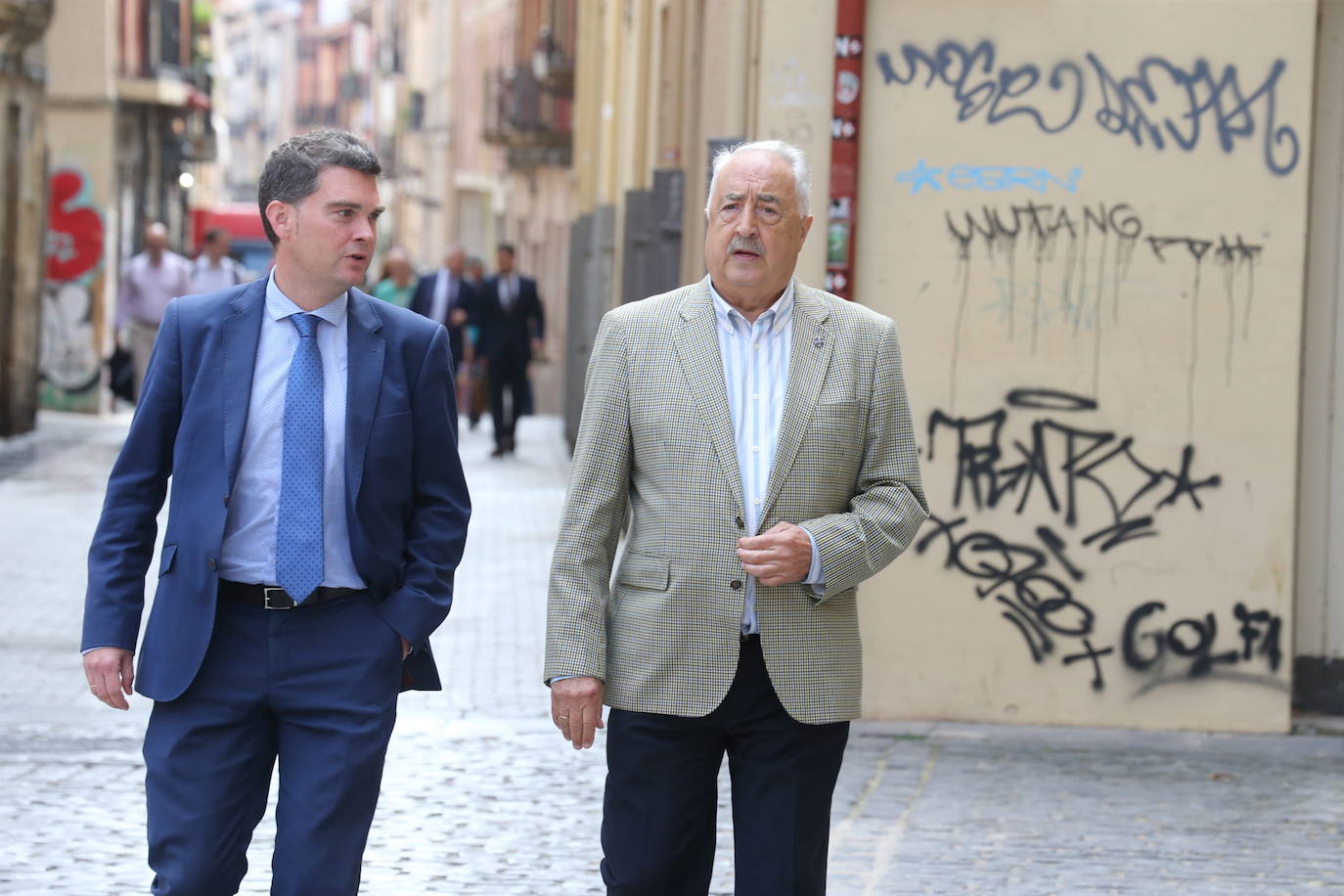 Arturo Esteven, a la izquierda, que fue jefe de gabinete con Pedro Sanz, a su llegada al Parlamento.