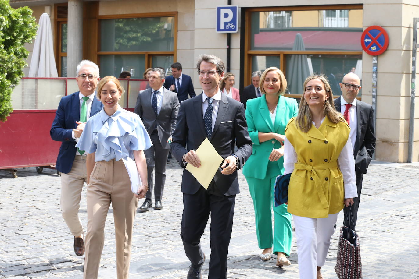 En primer plano, Marta Fernández, presdienta del Parlamento, Gonzalo Capellán y Cristina Maiso, portavoz del PP, a su llegada al pleno.